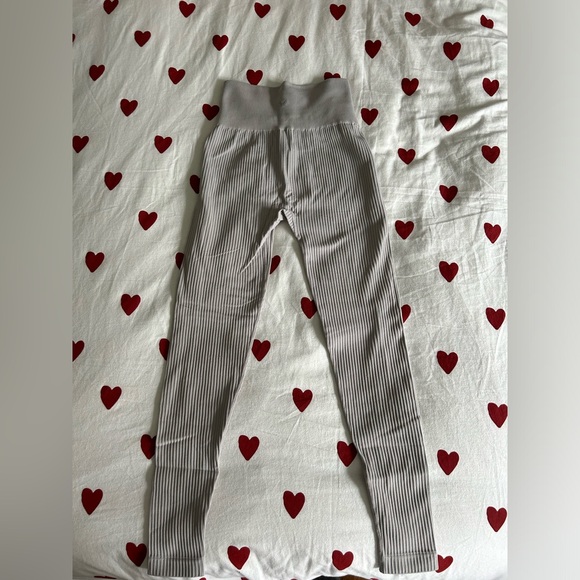 ribbed light grey SOC leggings. barely worn. size extra small/small. - Picture 3 of 3